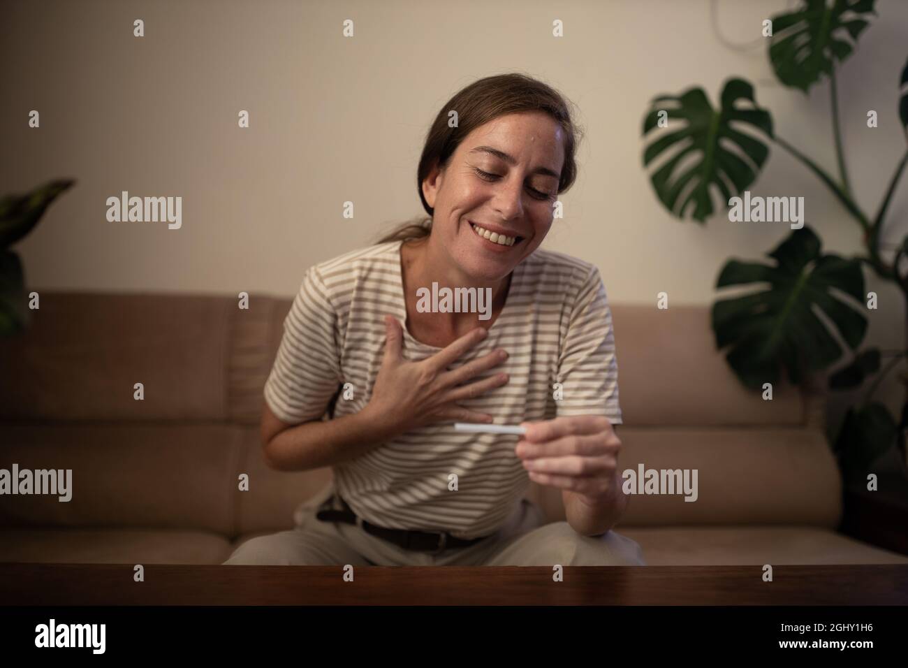 Frau reagiert auf das Ergebnis ihres Covid-19-Selbsttests Stockfoto