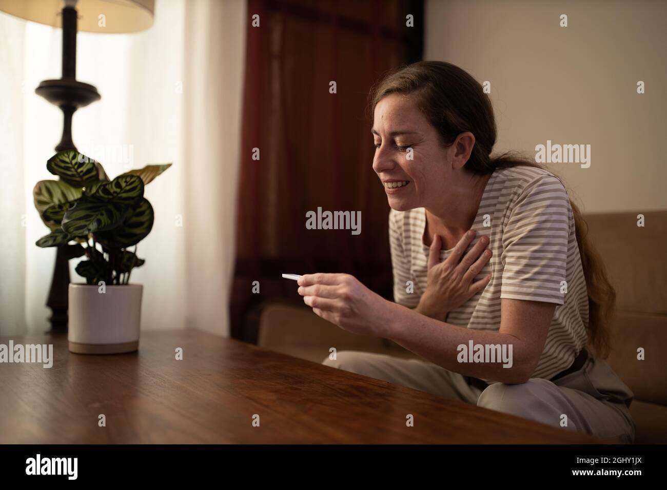 Frau reagiert auf das Ergebnis ihres Covid-19-Selbsttests Stockfoto
