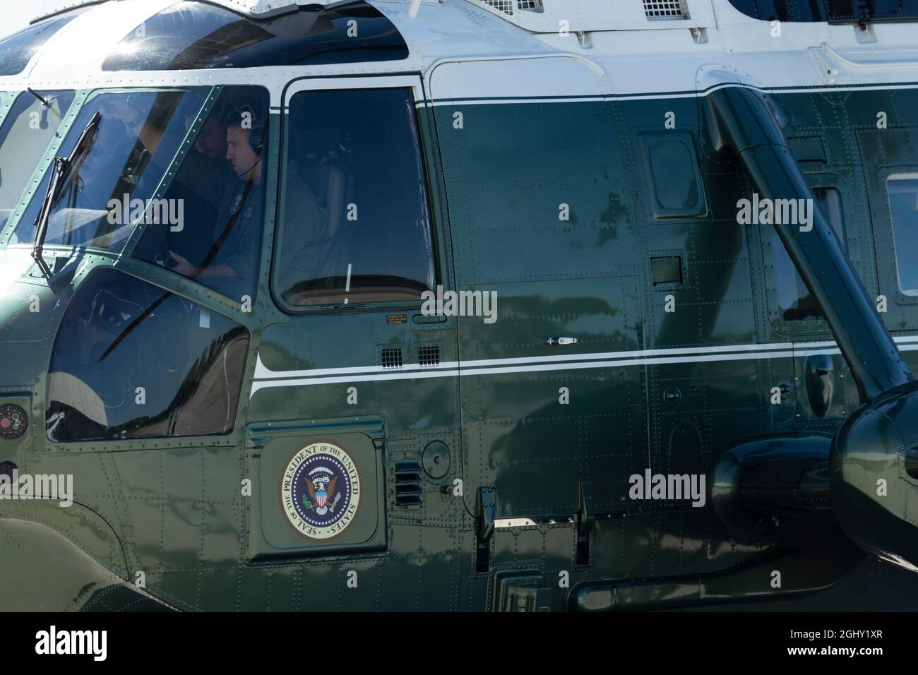 New York, NY - 7. September 2021: Marine One Helikopter mit Präsident Joe Biden an Bord auf Asphalt am Flughafen JFK gesehen Stockfoto