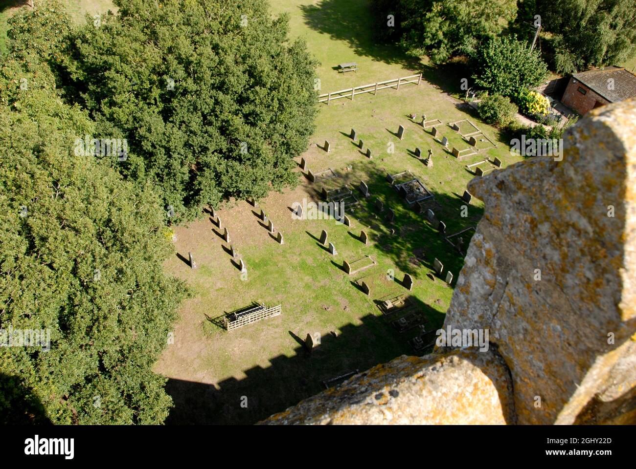 Teil des Kirchhofs der St. Helen's Kirche, Ranworth, Norfolk, England, von der Spitze des Kirchturms aus gesehen Stockfoto