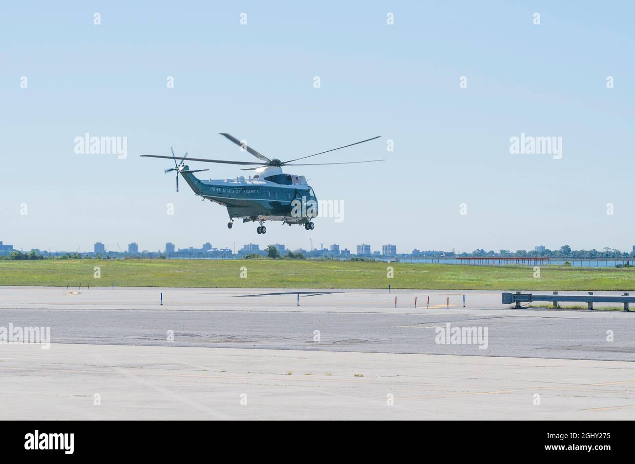 New York, NY - 7. September 2021: Marine One Helikopter vom Flughafen JFK in Richtung New Jersey mit Präsident Joe Biden an Bord Stockfoto