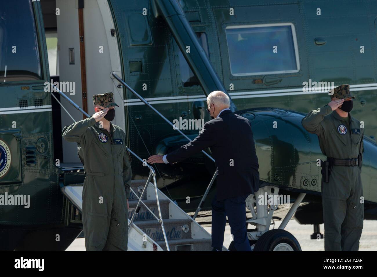 New York, Japan. September 2021. Präsident Joe Biden fliegt am 7. September 2021 vom Flughafen JFK in New York aus mit dem Hubschrauber Marine One nach New Jersey. Präsident Biden kam an, um die Schäden zu untersuchen, die durch den Hurrikan Ida in New Jersey und New York City verursacht wurden, und aufzuzeigen, wie sich der Klimawandel auf das Leben der Menschen auswirkt und sofortige Interventionen erfordert, um für seinen umfassenden Infrastrukturplan zu arbeiten. (Foto von Lev Radin/Sipa USA) Quelle: SIPA USA/Alamy Live News Stockfoto