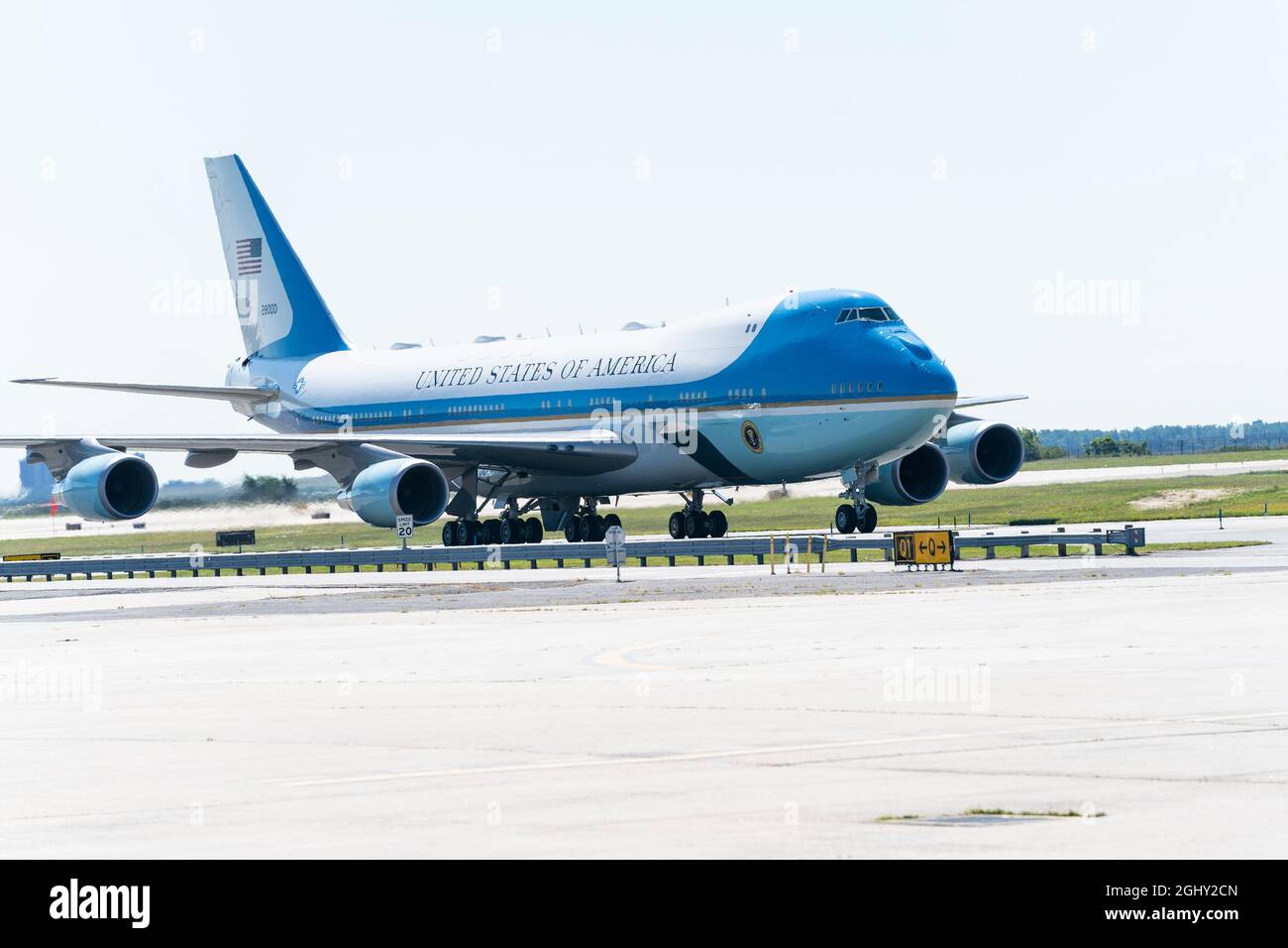 New York, Japan. September 2021. Am 7. September 2021 treffen Flugzeuge der Air Force One mit Präsident Joe Biden an Bord in New York am Flughafen JFK ein. Präsident Biden kam an, um die Schäden zu untersuchen, die durch den Hurrikan Ida in New Jersey und New York City verursacht wurden, und aufzuzeigen, wie sich der Klimawandel auf das Leben der Menschen auswirkt und sofortige Interventionen erfordert, um für seinen umfassenden Infrastrukturplan zu arbeiten. (Foto von Lev Radin/Sipa USA) Quelle: SIPA USA/Alamy Live News Stockfoto