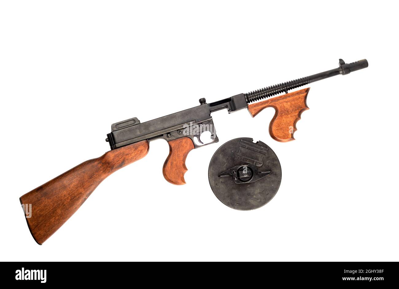 Lebensgroßes Modell einer Thompson Maschinenpistole mit einem Magazin für Patronen. Isoliert auf weißem Hintergrund. Speicherplatz kopieren. Stockfoto