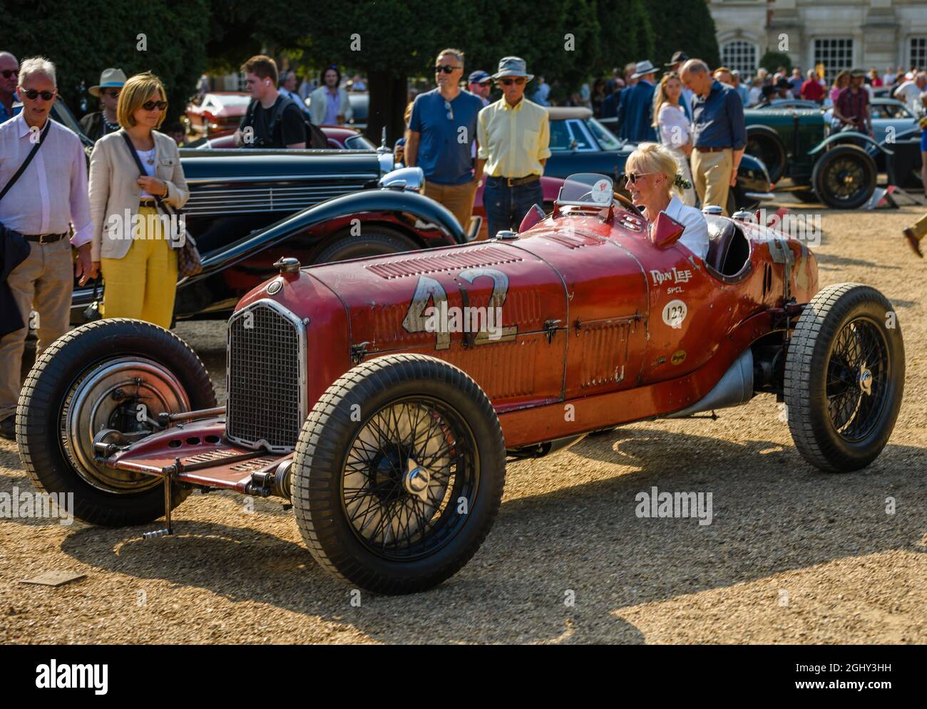 Jennie Taylor fährt mit ihrem wunderbaren Alfa Romeo P3 Tipo B aus dem Jahr 1932, um den Concours of Elegance's 1930er Award 2021 im Hampton Court Palace zu erhalten Stockfoto