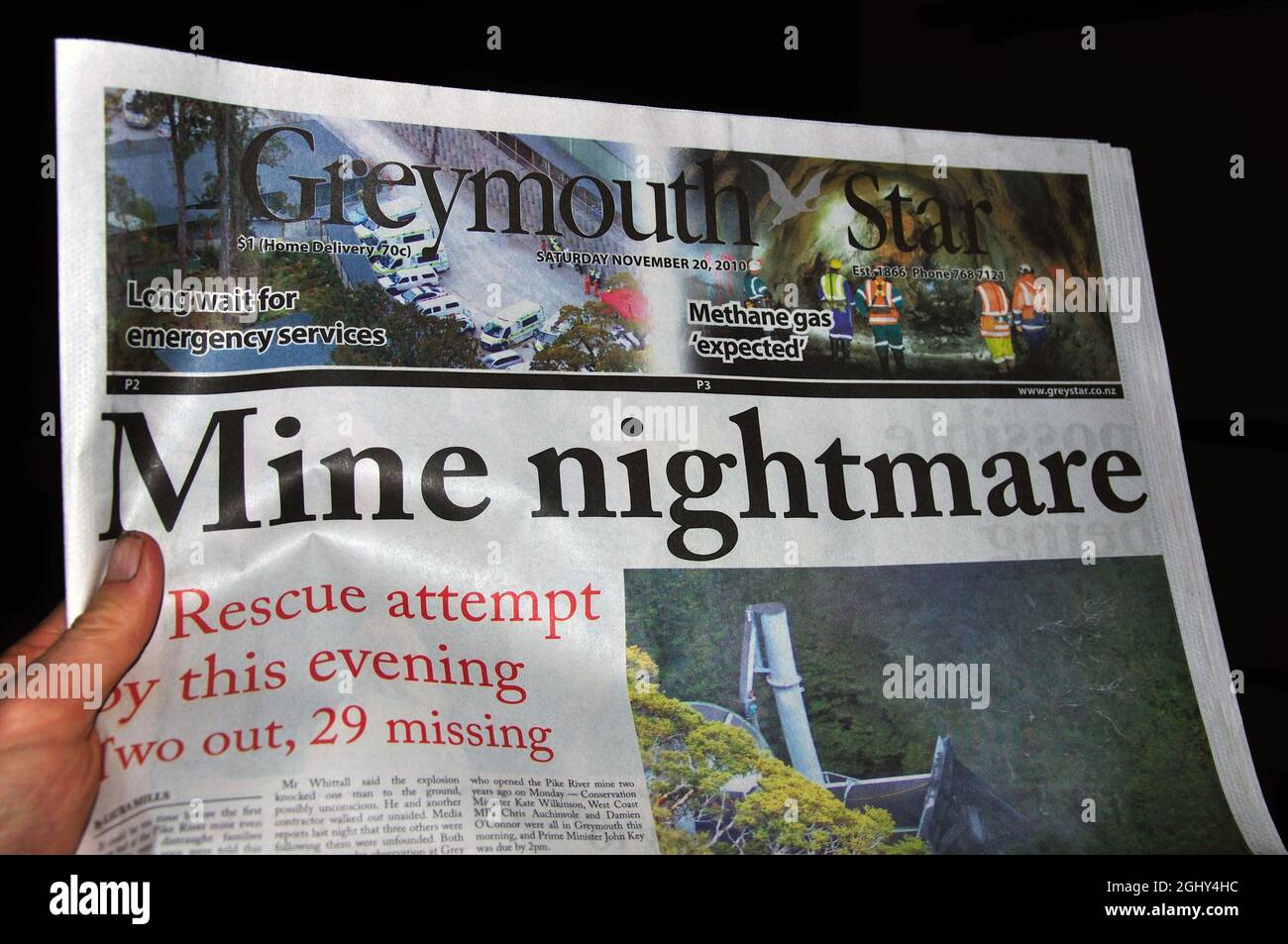 GREYMOUTH, NEUSEELAND, 20. NOVEMBER 2010: Die Zeitung Greymouth Star trägt die Schlagzeile „Mine Nightmare“, nachdem 29 Männer nach einer Explosion in der Kohlemine Pike River an der Westküste Neuseelands vermisst wurden. Stockfoto