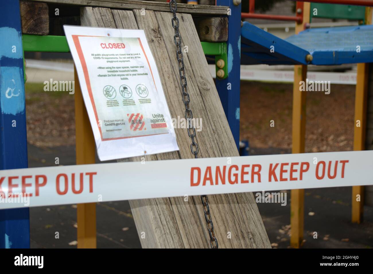 REEFTON, NEUSEELAND, 6. SEPTEMBER 2021: Schilder und Barrieren warnen Kinder vor einem öffentlichen Spielplatz während der Covid 19-Sperre in Neuseeland, 6. September 2021 Stockfoto
