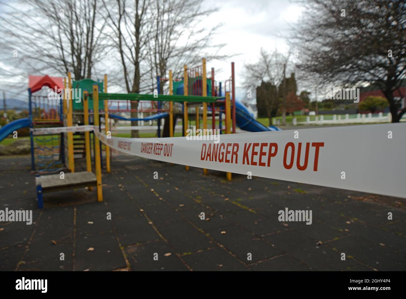 REEFTON, NEUSEELAND, 6. SEPTEMBER 2021: Schilder und Barrieren warnen Kinder vor einem öffentlichen Spielplatz während der Covid 19-Sperre in Neuseeland, 6. September 2021 Stockfoto