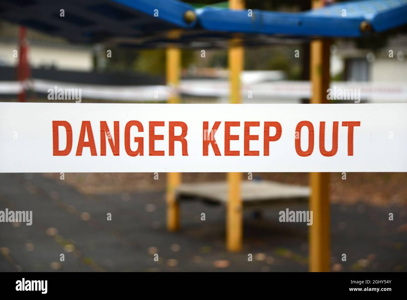 Schilder und Barrieren warnen Kinder vor einem öffentlichen Spielplatz während der Covid 19-Sperre in Neuseeland, 6. September 2021 Stockfoto