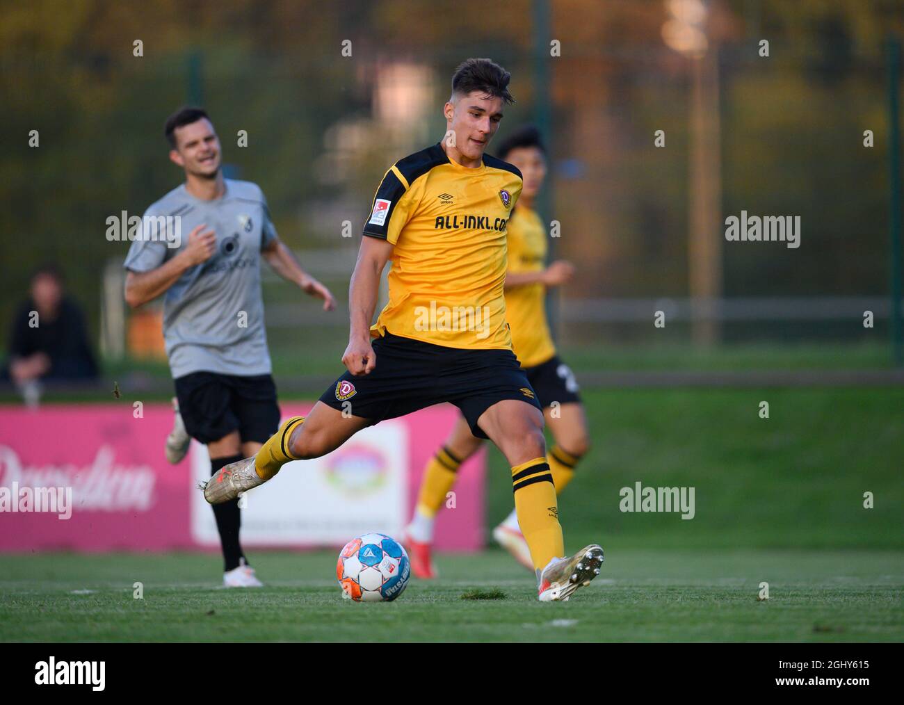 Dresden, Deutschland. September 2021. Fußball; Testspiel, SG Dynamo Dresden  Future Team - SC Freital, Ostragehege Trainingsgelände. Dynamos Julius  Hoffmann spielt den Ball. Quelle: Robert Michael/dpa-Zentralbild/dpa/Alamy  Live News Stockfotografie - Alamy