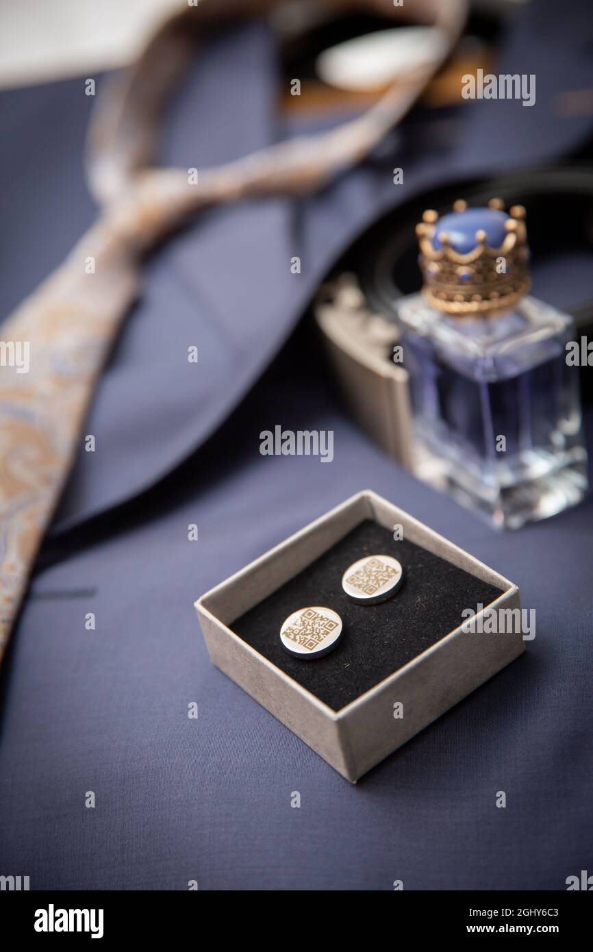 Bräutigam Hochzeitshemd, Scuffling und Parfüm mit Krawatte Hintergrund verschwimmen selektiven Fokus Stockfoto