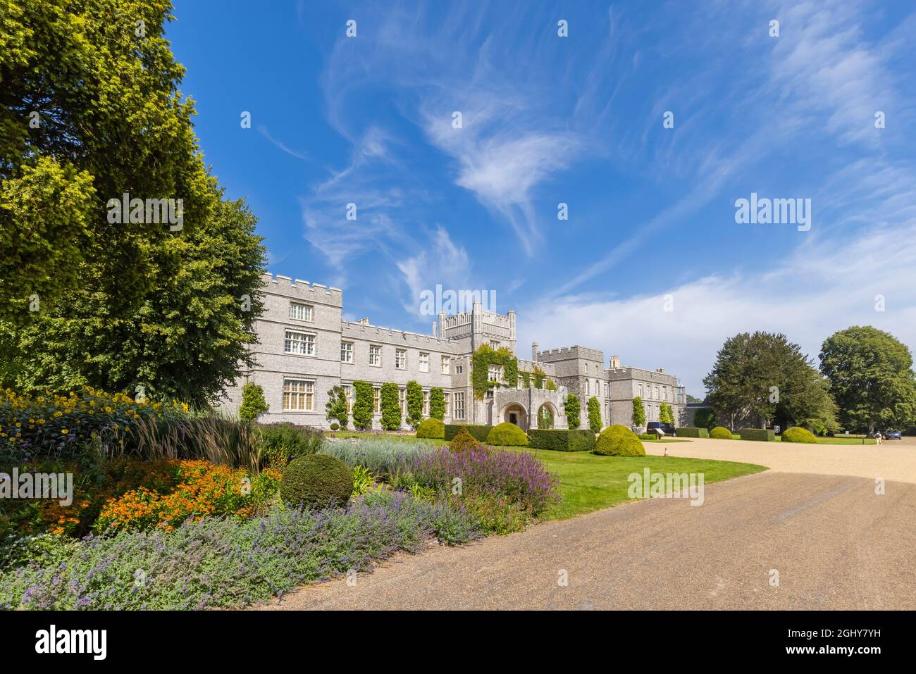 Vorderansicht des West Dean College of Arts and Conservation im West Dean Estate in West Sussex, in der Nähe von Chichester Stockfoto