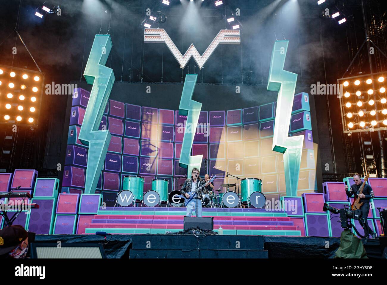 Seattle, USA. September 2021. Seattle, WA - 06. SEPTEMBER 2021 : die Rockband Weezer tritt während der Hella Mega Tour im T-Mobile Park am 06. September 202 1 in Seattle, Washington, vor ausverkauften Zuschauern auf. Photo Xander Decchio/imageSPACE/Sipa USA Credit: SIPA USA/Alamy Live News Stockfoto