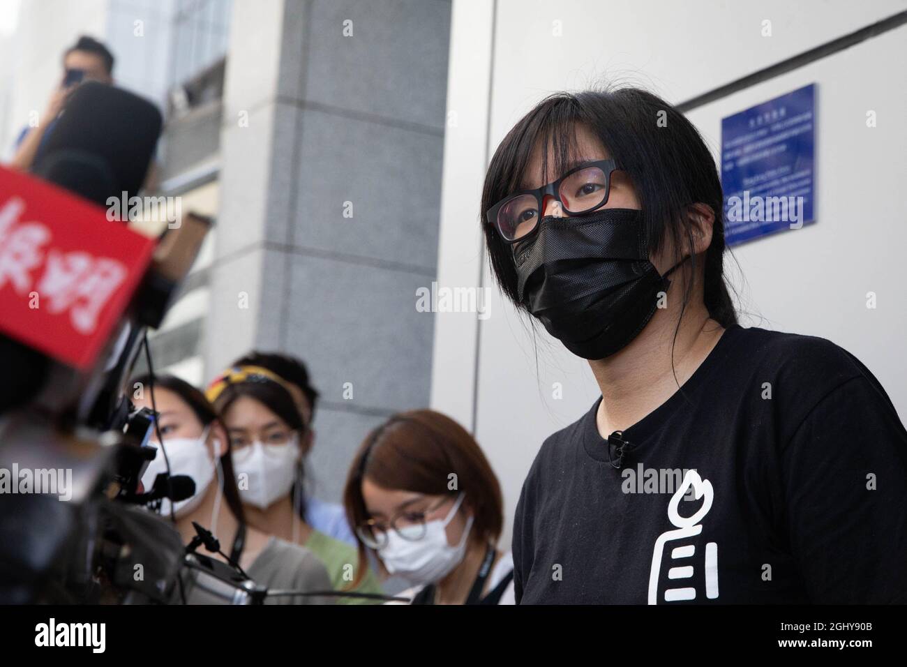 Die stellvertretende Vorsitzende der Hong Kong Alliance, Chow Hang-Tung, spricht über den Ablehnungsbrief an die Nationale Sicherheitspolizei. Mitglieder des Ständigen Ausschusses der Hong Kong Alliance zur Unterstützung der patriotischen Demokratischen Bewegungen Chinas haben eine Informationsanfrage über ihre Mitgliedschaft, Finanzen und Operationen abgelehnt. Und ging zum Polizeihauptquartier in Hongkong, um ihren Ablehnungsbrief offiziell abzureichen. Der Sicherheitsminister Chris Tang Ping-keung sprach heute Nachmittag mit der Presse über das Thema und behauptete, dass Beamte bald rechtliche Schritte einleiten werden. Die Nationale Sicherheitspolizei forderte das Organ Stockfoto