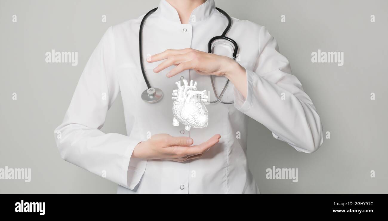 Herz gibt medizinisches Konzept aus. Foto einer Ärztin, leerer Raum. Stockfoto