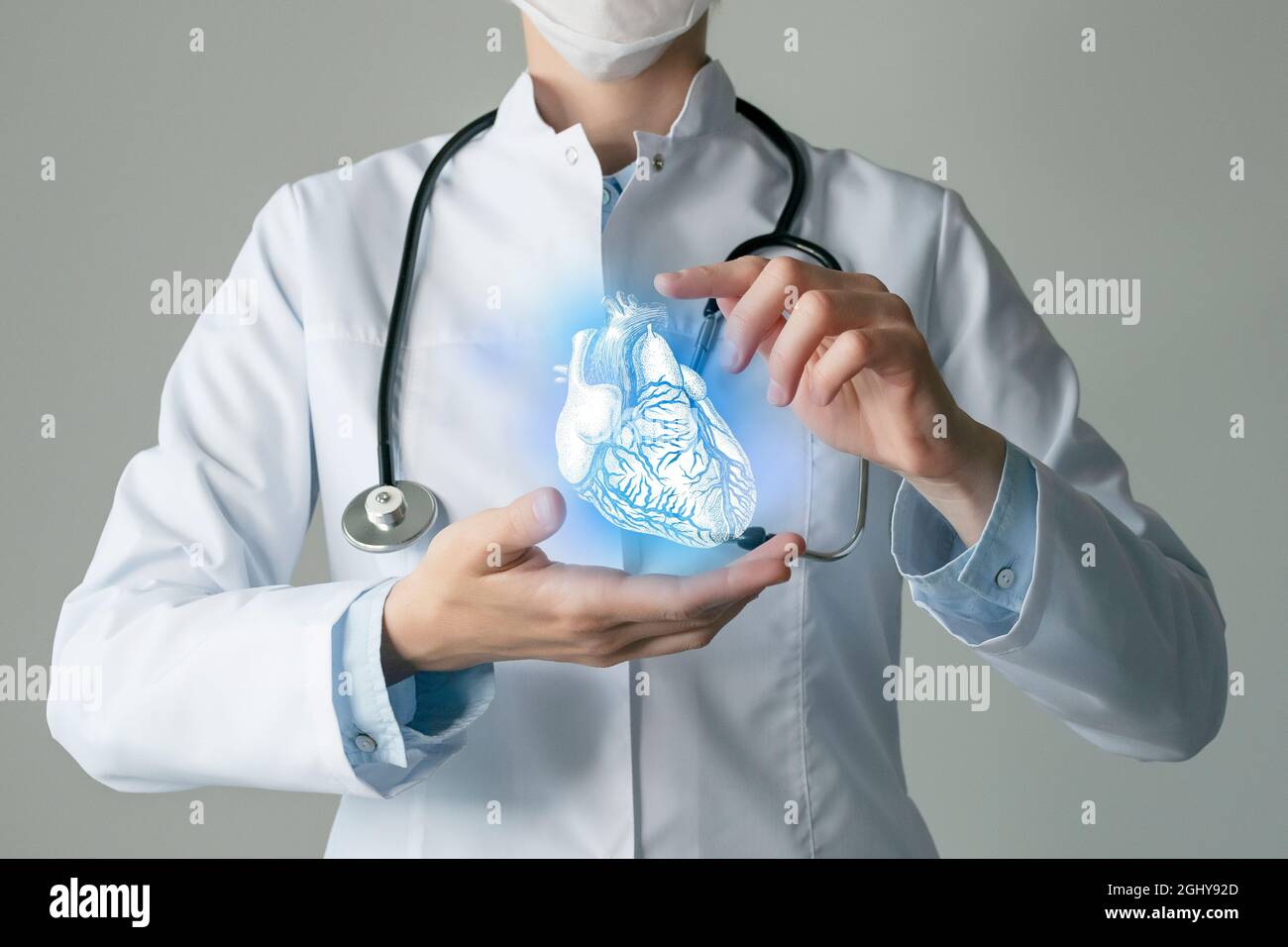 Herz gibt medizinisches Konzept aus. Foto einer Ärztin, leerer Raum. Stockfoto