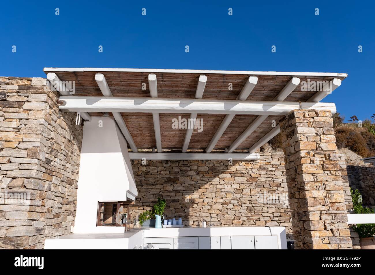 Trendige Terrasse Pergola Schatten Struktur, Markise und Terrasse Dach, mit Grill Stockfoto
