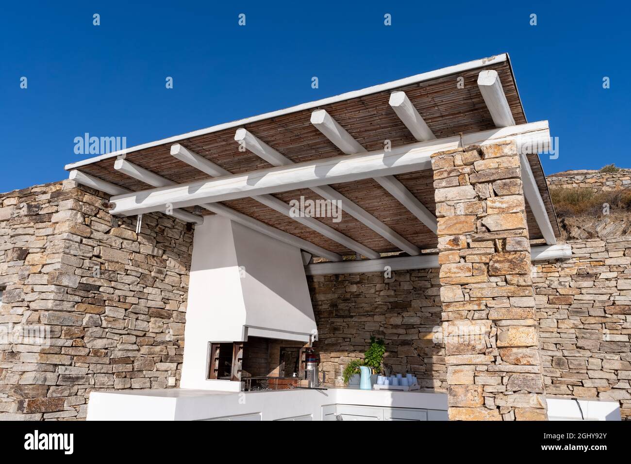 Trendige Terrasse Pergola Schatten Struktur, Markise und Terrasse Dach, mit Grill Stockfoto