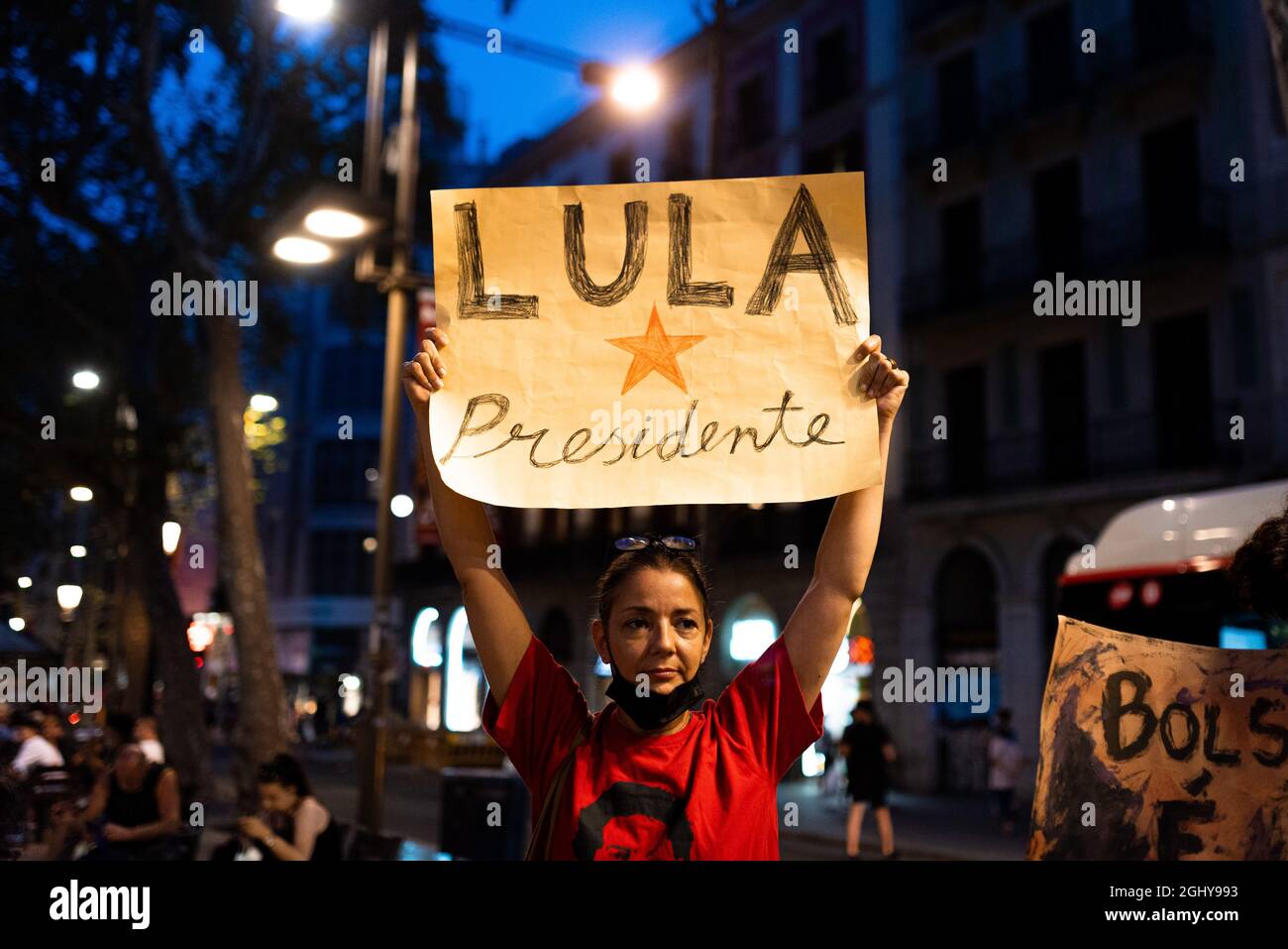 Spanien. September 2021. Eine Frau hält ein Plakat zur Unterstützung des brasilianischen Präsidentschaftskandidaten Ignacio Lula da Silva auf den Ramblas, um den brasilianischen Unabhängigkeitstag zu feiern und gegen den Putschversuch von Präsident Bolsonaro am 7. September 2021 in Barcelona, Spanien, zu protestieren. Der rechtsextreme Präsident rief seine Anhänger dazu auf, sich vor dem Obersten Gerichtshof und dem Kongress zu versammeln und beschuldigte sie, gegen ihn Pläne zu schmieden. (Foto von Davide Bonaldo/Sipa USA) (Foto von Davide Bonaldo/Sipa USA) Quelle: SIPA USA/Alamy Live News Stockfoto