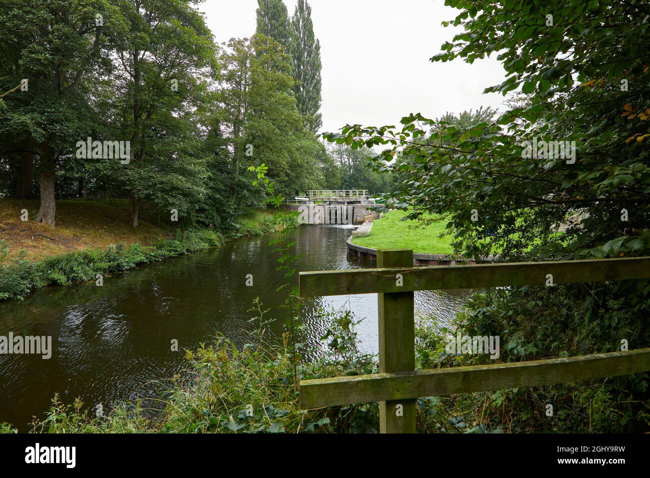 Ein bewölktes Wetter und die Glockenfurchen schließen sich am Eingang zur Ripon Marina am Ripon Canal ein Stockfoto