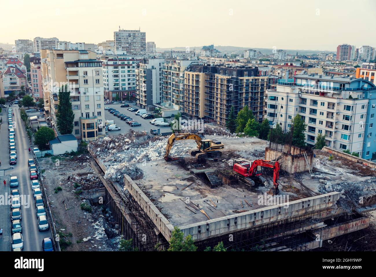 Bulgarien, Sofia, 5. August 2021. Bulldozer zerstören ein massives Gebäude, das während des Sozialismus mit gemeinnützigen Mitteln von im Ausland lebenden Bulgaren errichtet wurde Stockfoto