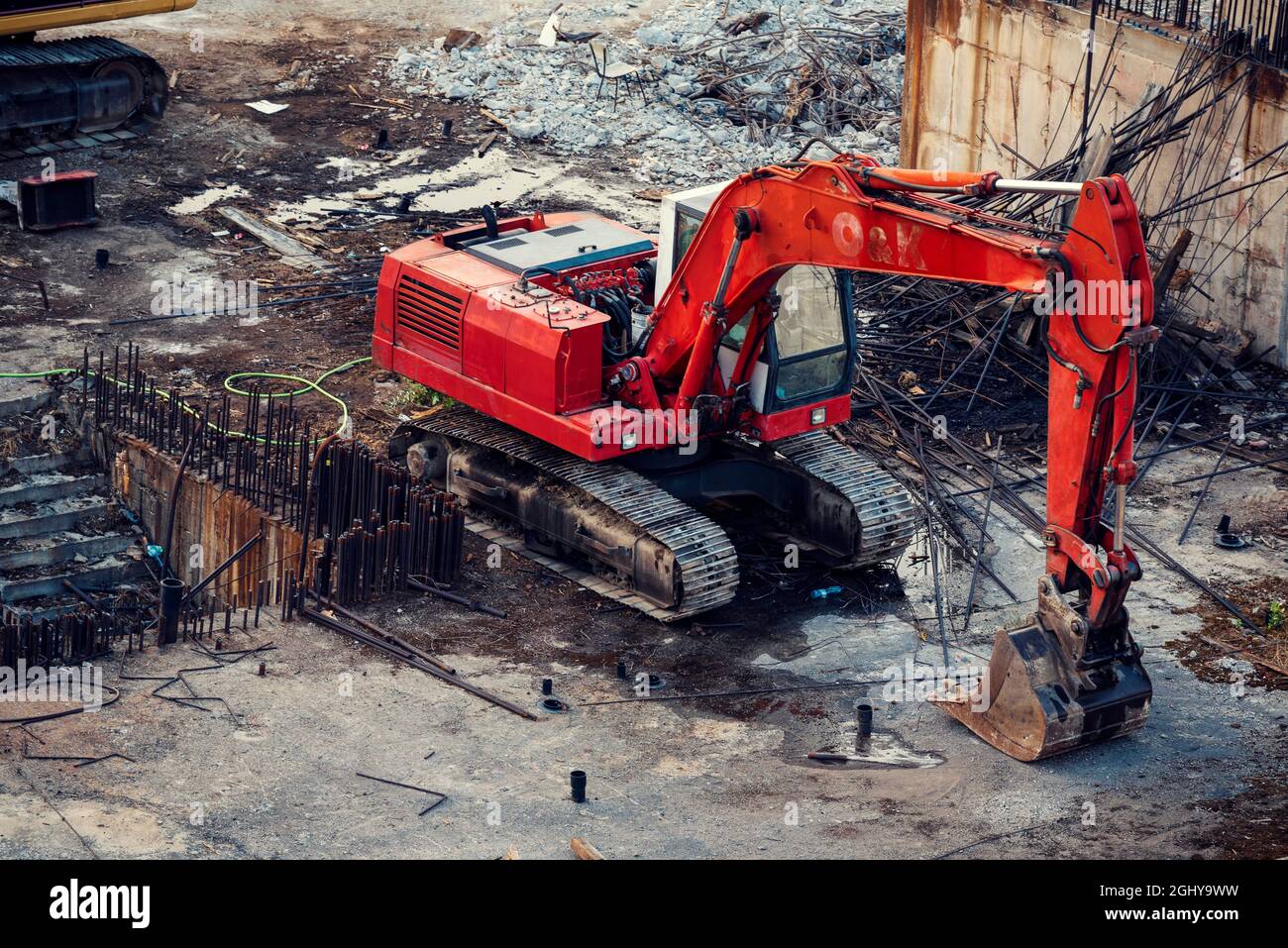 Bulgarien, Sofia, 5. August 2021. Bulldozer zerstören ein massives Gebäude, das während des Sozialismus mit gemeinnützigen Mitteln von im Ausland lebenden Bulgaren errichtet wurde Stockfoto