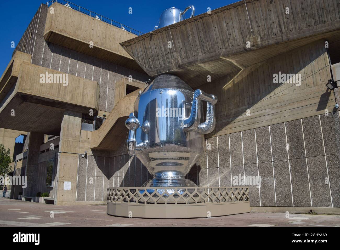 London, Großbritannien. September 2021. „Samovar“-Skulptur in der Hayward Gallery. Die großformatige Skulptur des Berliner Künstlerkollektivs Slavs and Tatars wurde in der Hayward Gallery, Southbank Center, enthüllt und verfügt über einen riesigen aufblasbaren Wasserkessel, eine Teedose und ein Serviertablett. Die Skulptur „spiegelt die multikulturelle und koloniale Geschichte des Tees“ und wird bis zum 14. November 2021 ausgestellt. (Foto: Vuk Valcic/SOPA Images/Sipa USA) Quelle: SIPA USA/Alamy Live News Stockfoto