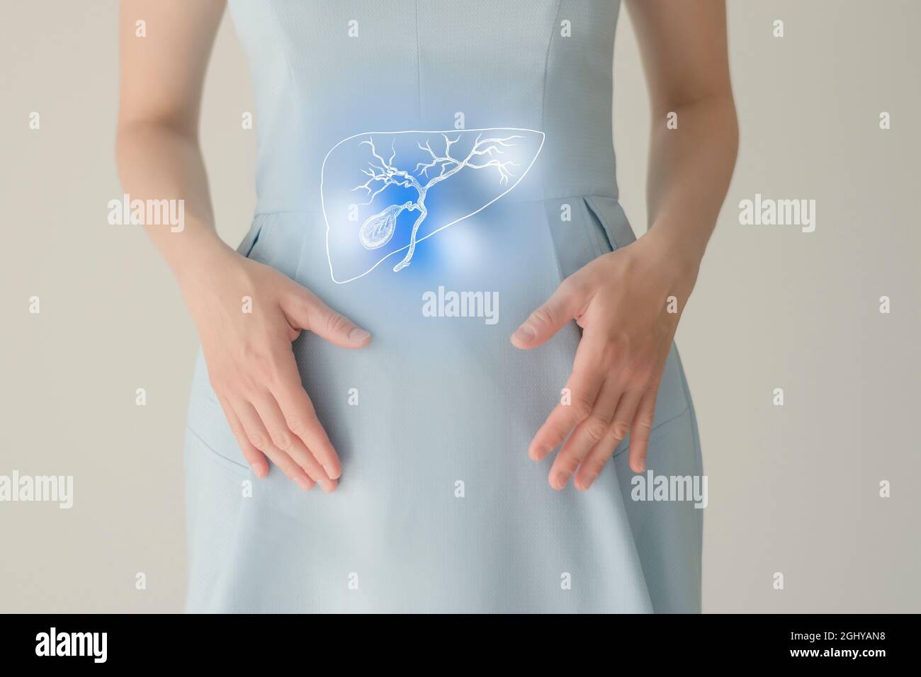 Nicht erkennbare Patientin in blauer Kleidung, hervorgehobene, handgezogene Gallenblase in den Händen. Menschliches Verdauungssystem Fragen Konzept. Stockfoto