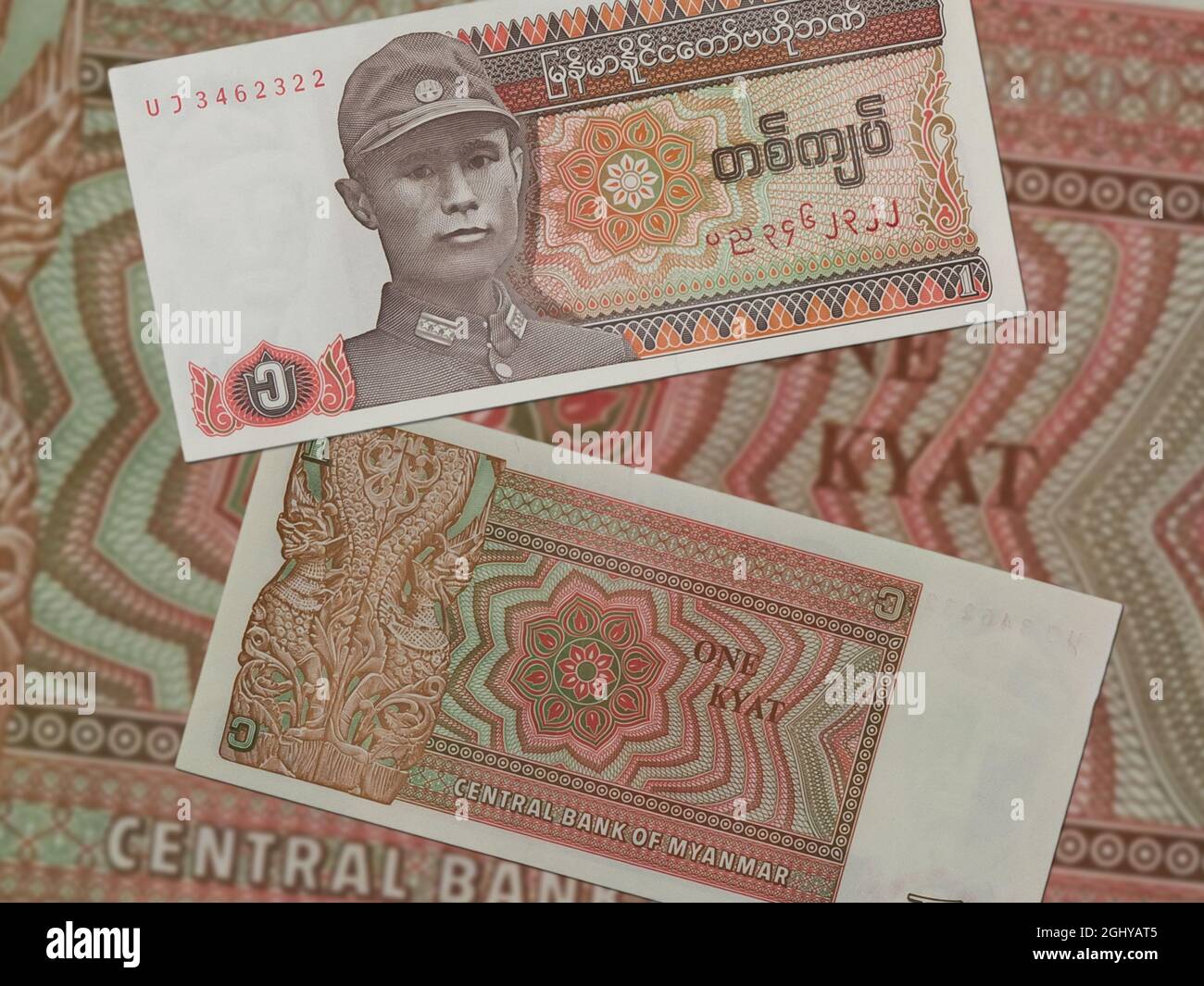 Nahaufnahme von zwei Seiten einer Kyat-Banknote von Myanmar auf einer vergrößerten Aufnahme einer anderen Banknote Stockfoto
