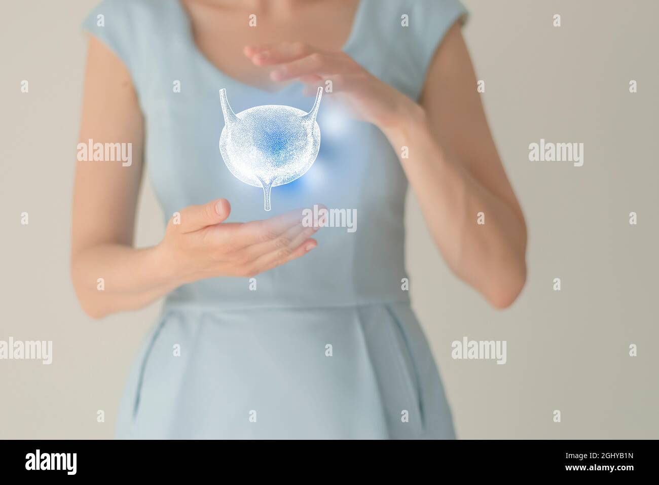 Nicht erkennbare Patientin in blauer Kleidung, hervorgehobene handgezogene Blase in den Händen. Das menschliche Nierensystem stellt ein Konzept dar. Stockfoto