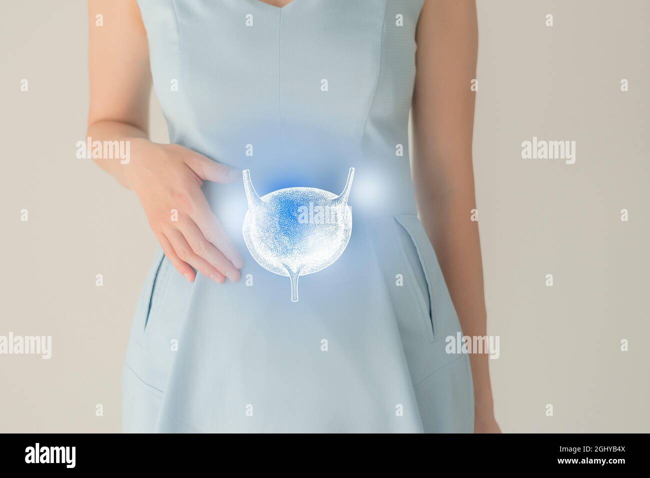Nicht erkennbare Patientin in blauer Kleidung, hervorgehobene handgezogene Blase in den Händen. Das menschliche Nierensystem stellt ein Konzept dar. Stockfoto