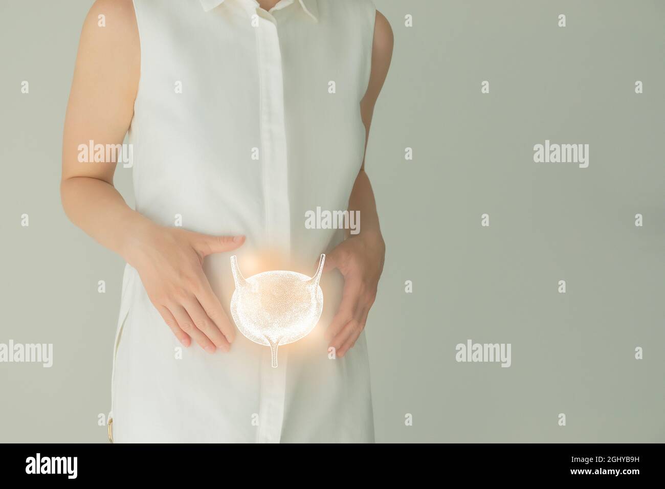 Nicht erkennbare weibliche Patientin in weißer Kleidung, hervorgehobene handgezogene Blase in den Händen. Das menschliche Nierensystem stellt ein Konzept dar. Stockfoto