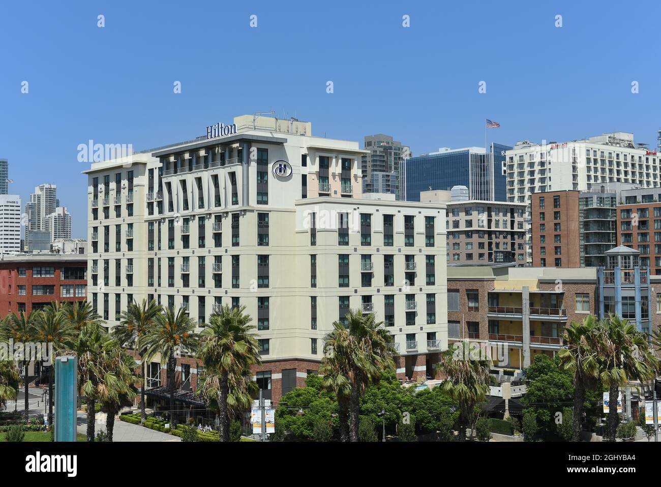 SAN DIEGO, KALIFORNIEN - 25 AUG 2021: Hilton und Marriott Hotels im Gaslamp Viertel der Innenstadt von San Diego Stockfoto