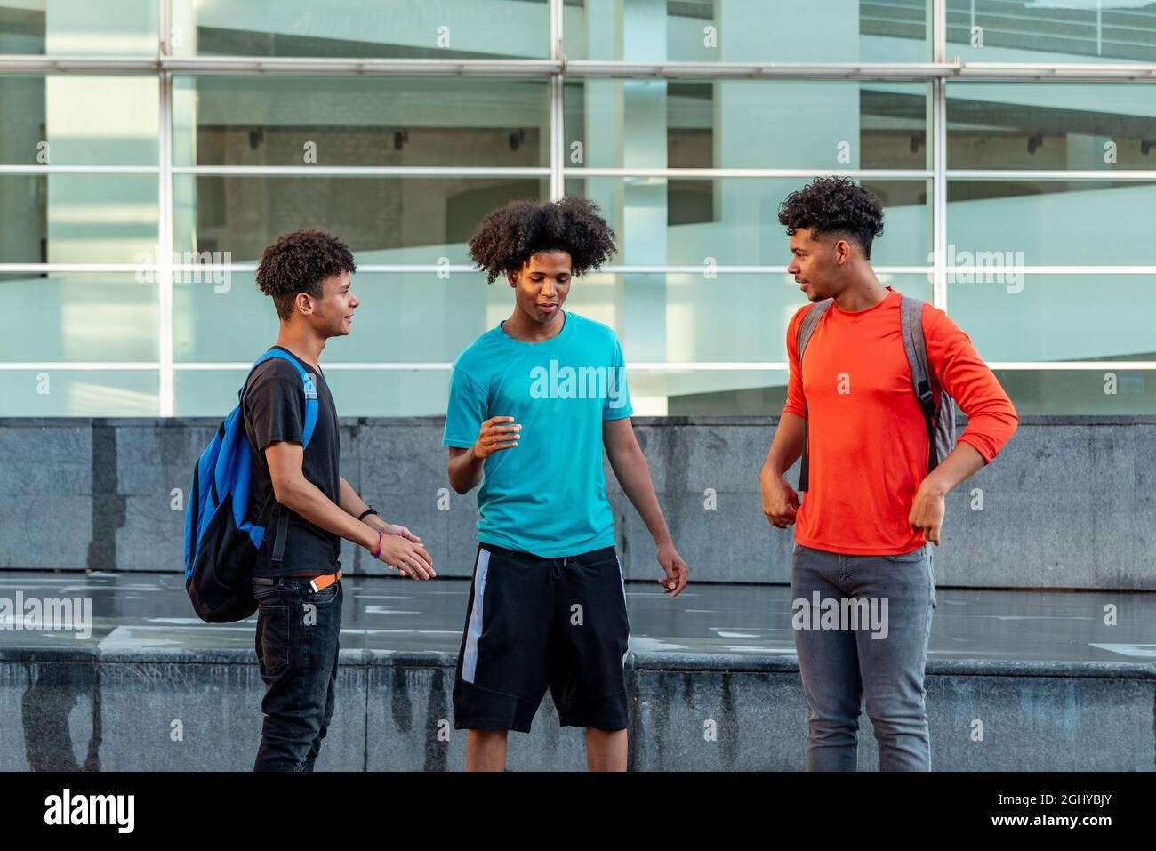 Eine Gruppe von multiethnischen Freunden, die sich in der Stadt treffen Stockfoto