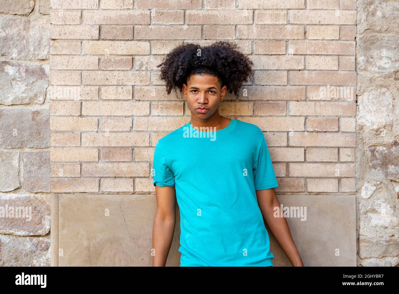 Porträt eines jungen afro-lateinischen Mannes an einer Wand Stockfoto