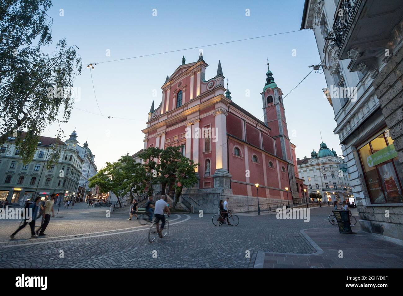 Bild der franziskanerkirche der Verkündigung in der Abenddämmerung in Ljubljana, Slowenien. Die Franziskanerkirche der Verkündigung, oder Franciskanska cerke Stockfoto