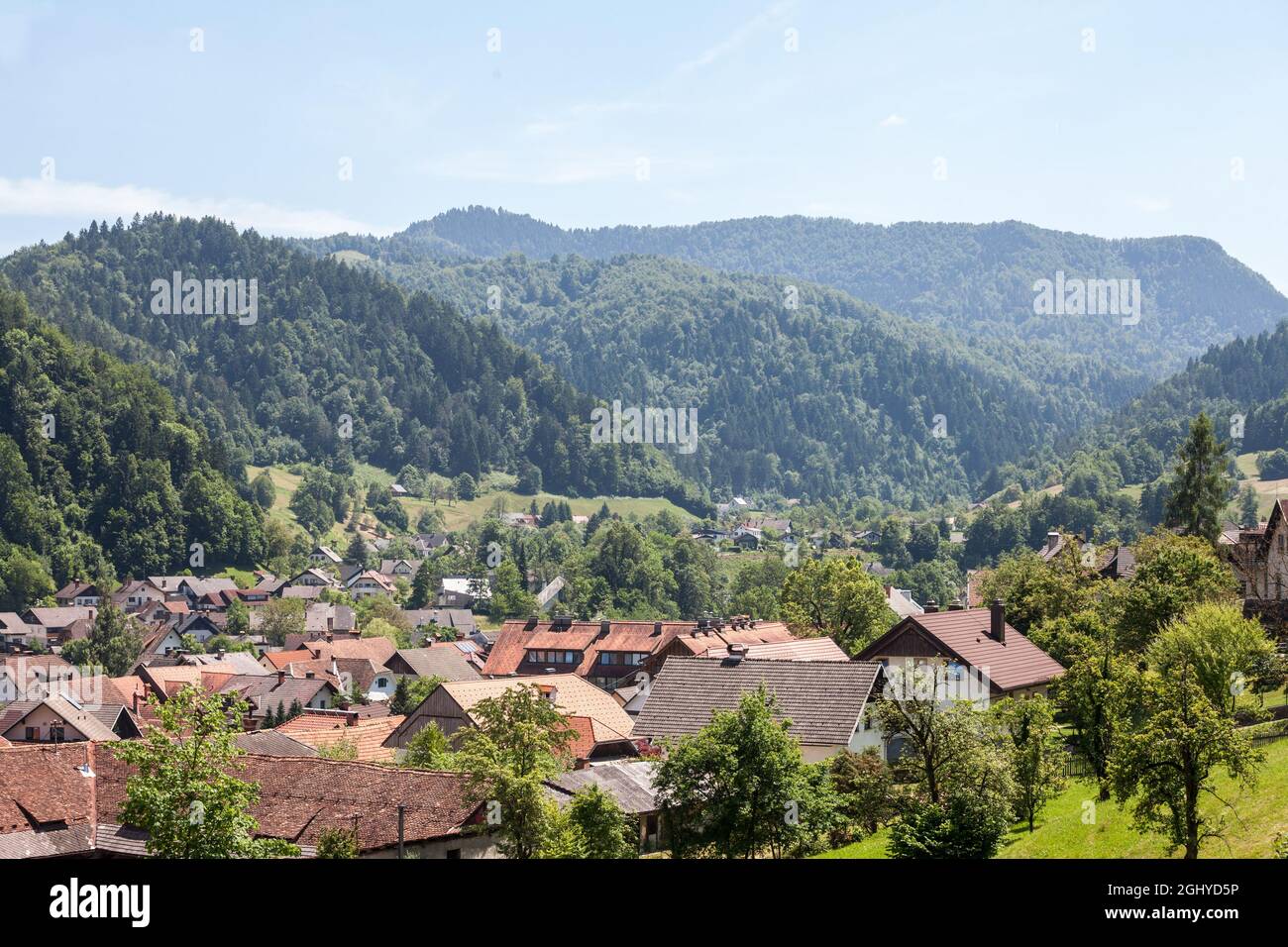 Bild einer typischen Immobilienlandschaft Sloweniens in Skofja Loka, in der Nähe von Ljubljana, mit Einfamilienhäusern in einem Vorort Europas. Stockfoto