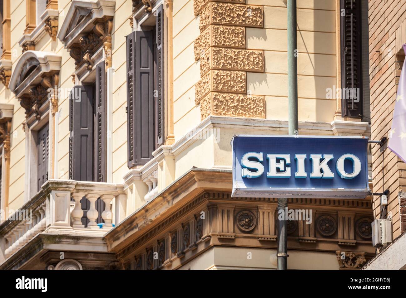 Bild des Seiko-Logos auf einem Schild vor dem lokalen Händler in Rijeka, Kroatien. Seiko, ist ein japanischer Hersteller von Uhren, Uhren, elektronische Entwicklung Stockfoto