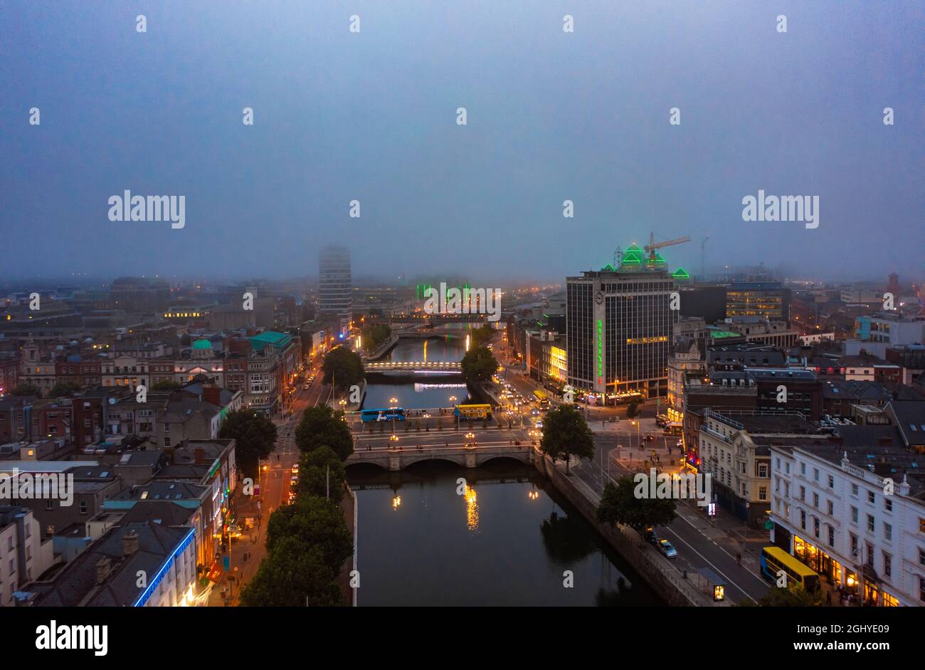 Luftaufnahme von Finanzhochhäusern, die die Zeit auf digitaler Uhr in der Nacht in Mexiko-Stadt unter bewölktem Himmel anzeigen. Stockfoto