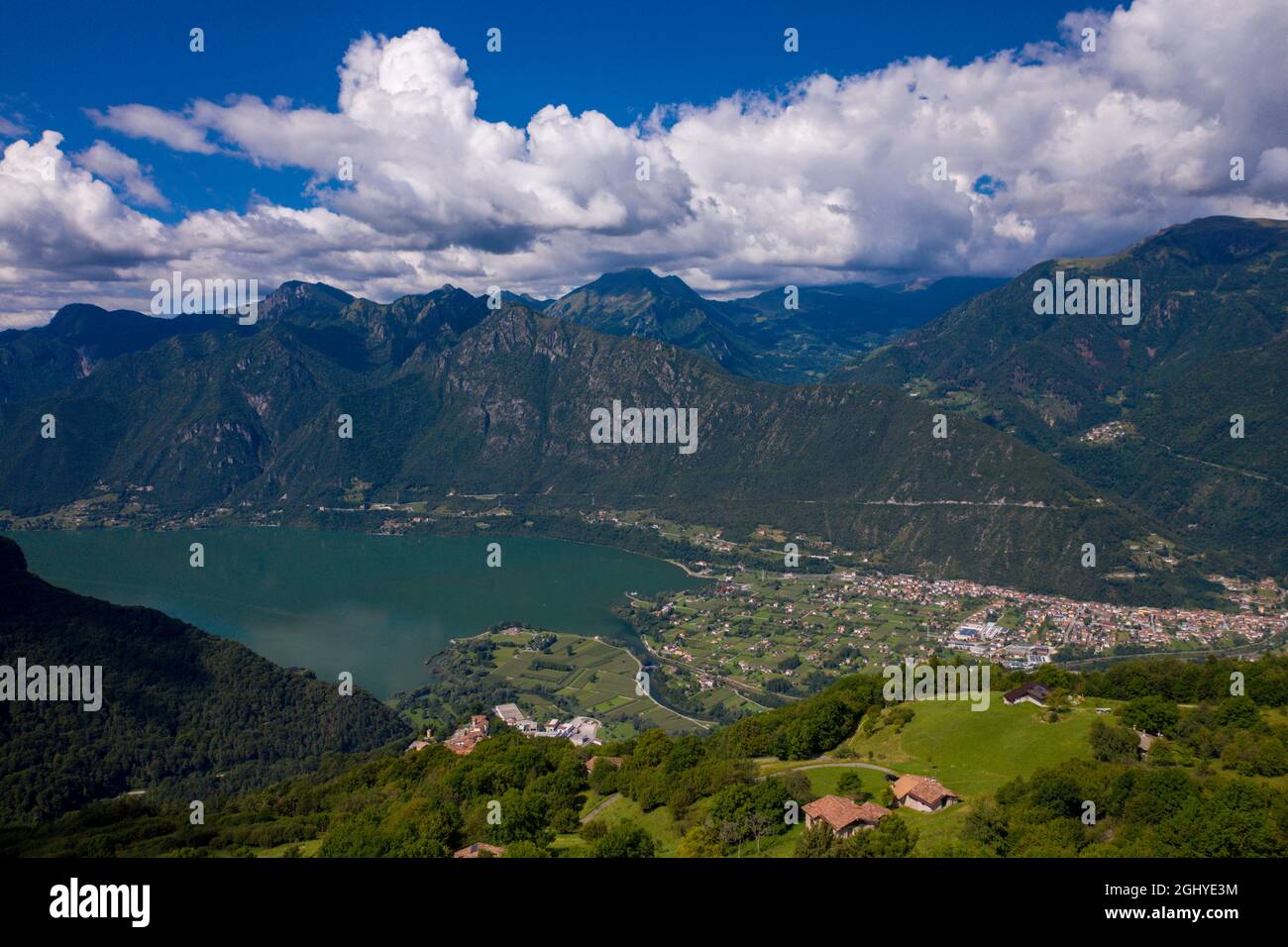 Blick auf den nördlichen Teil des Idrosees mit dem Nebenfluss Chiese, in den Gemeinden Ponte Caffaro, Brescia, Italien Stockfoto