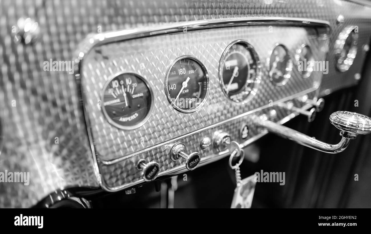 Armaturenbrett im Innenraum von Oldtimern und Oldtimern Stockfoto