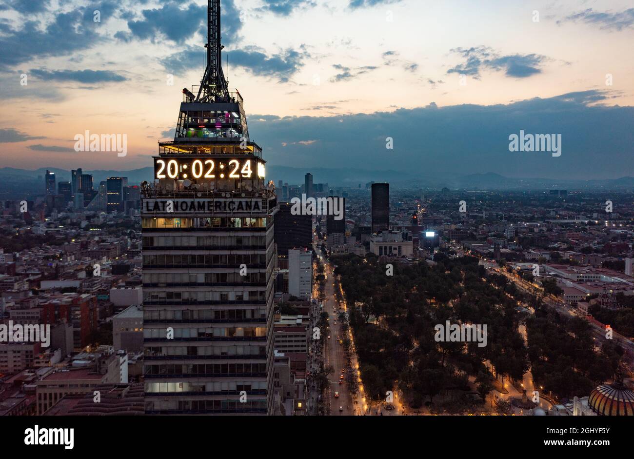 Luftaufnahme von Finanzhochhäusern, die die Zeit auf digitaler Uhr in der Nacht in Mexiko-Stadt unter bewölktem Himmel anzeigen Stockfoto