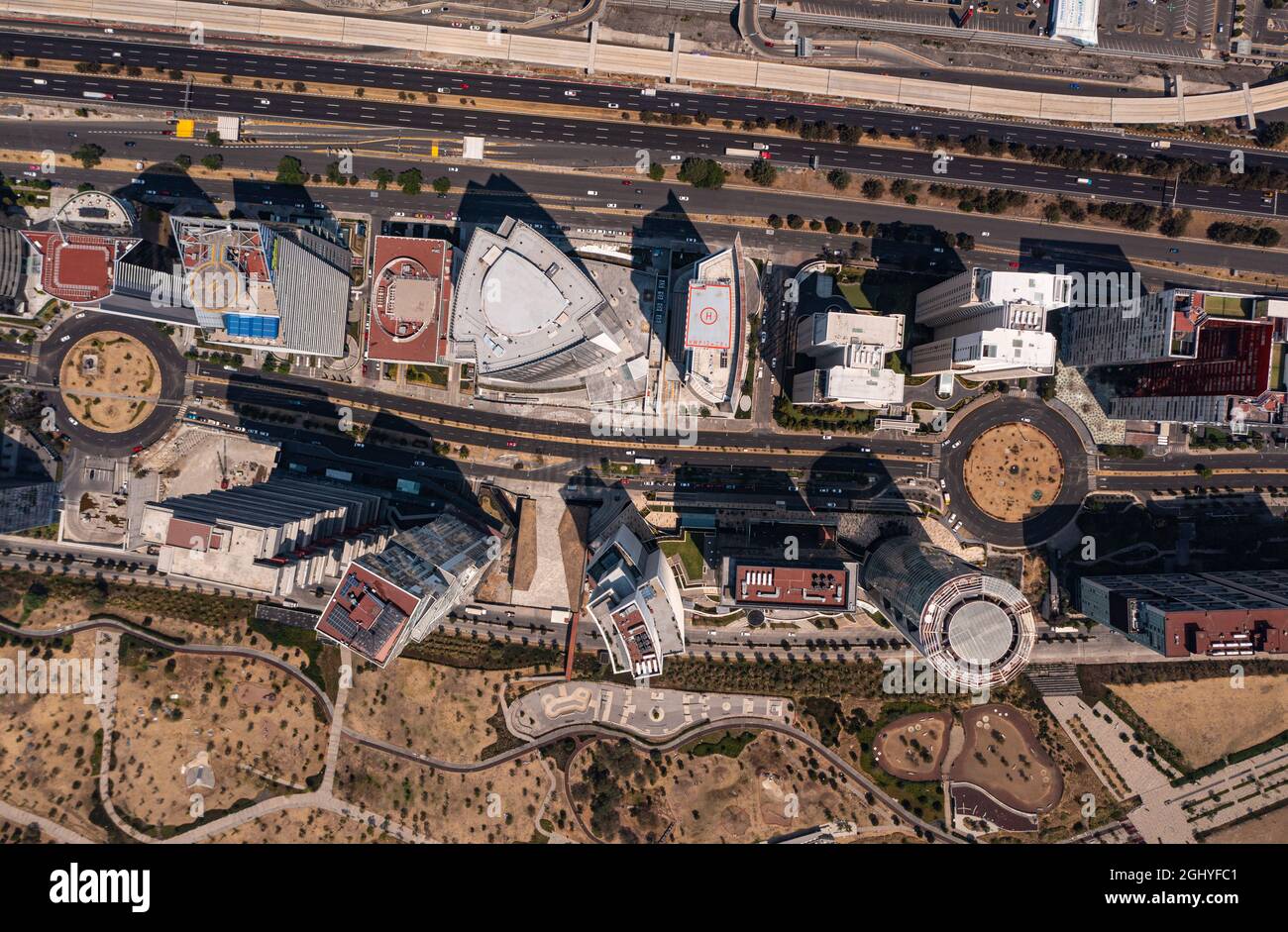 Blick aus der Vogelperspektive auf das Dach des Gebäudes und die Wolkenkratzer mit leerer Straße und Straße in Santa Fe, dem New-Viertel in Mexiko-Stadt tagsüber Stockfoto