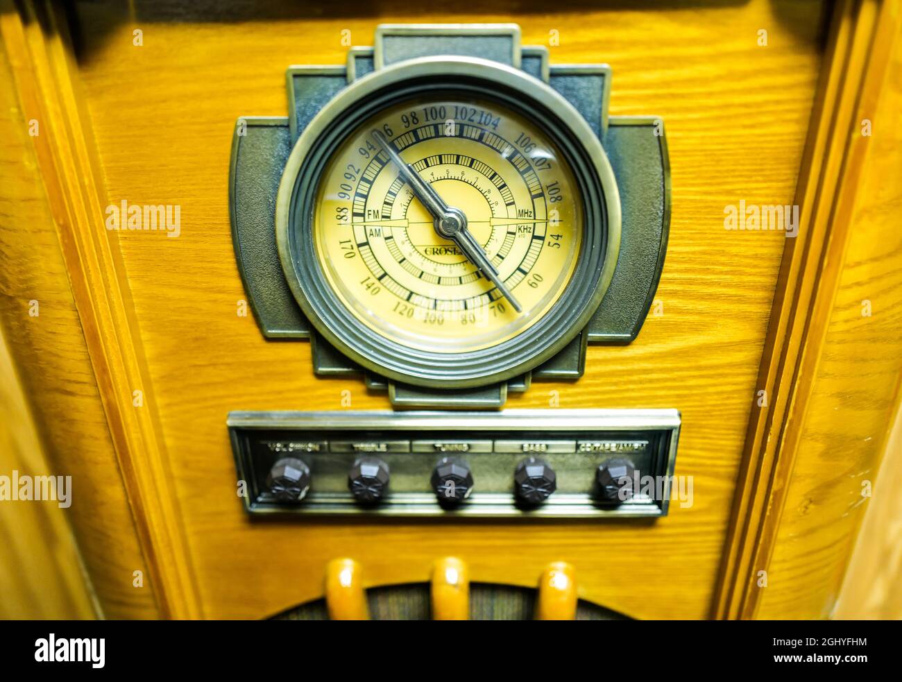 Vintage-Radioregler aus Holz und Zifferblatt Stockfoto