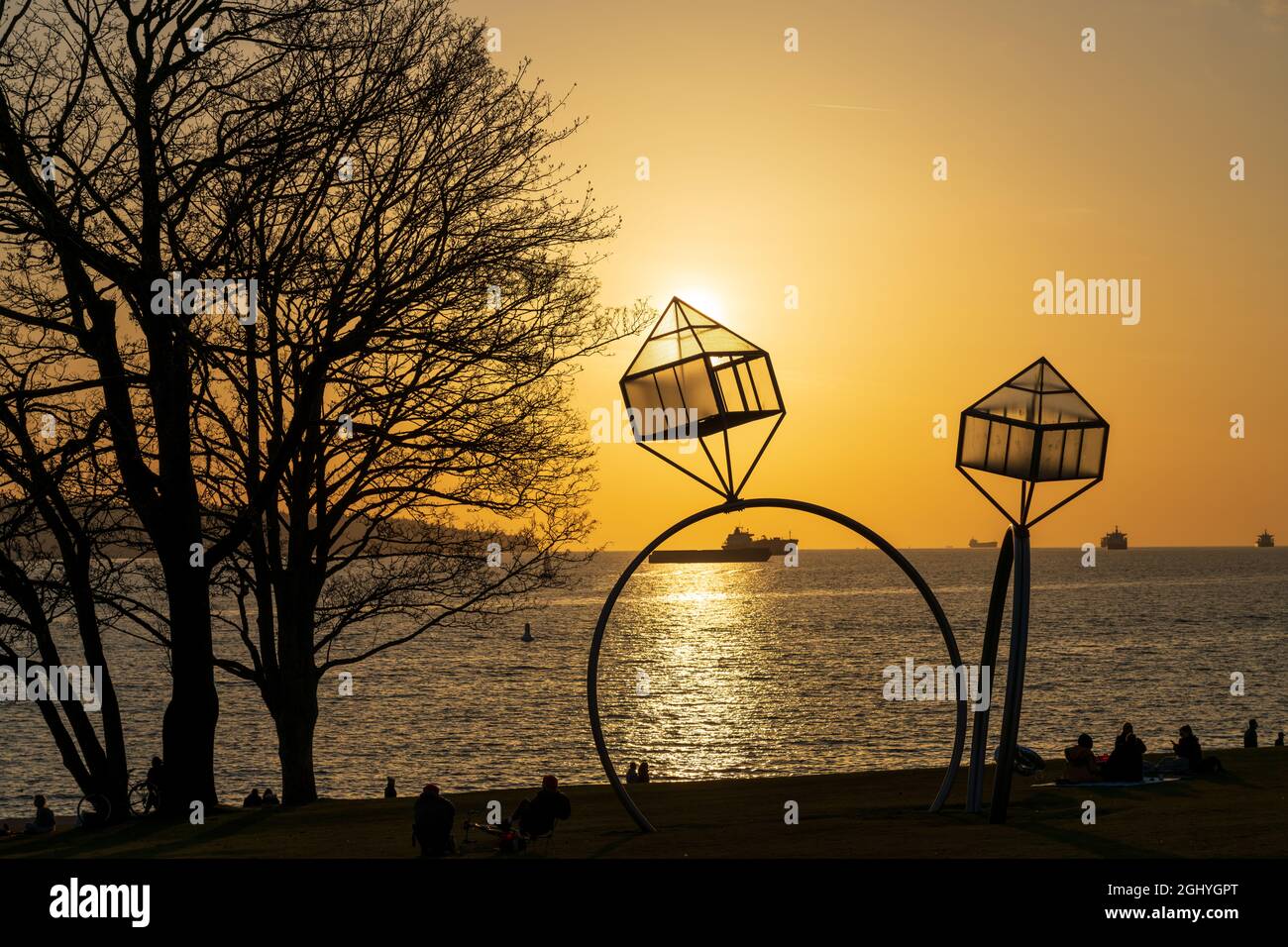 Vancouver, BC, Kanada - März 30 2021 : Verlobungs-Skulptur am Sunset Beach, Vancouver City wunderschöne Landschaft. Stockfoto