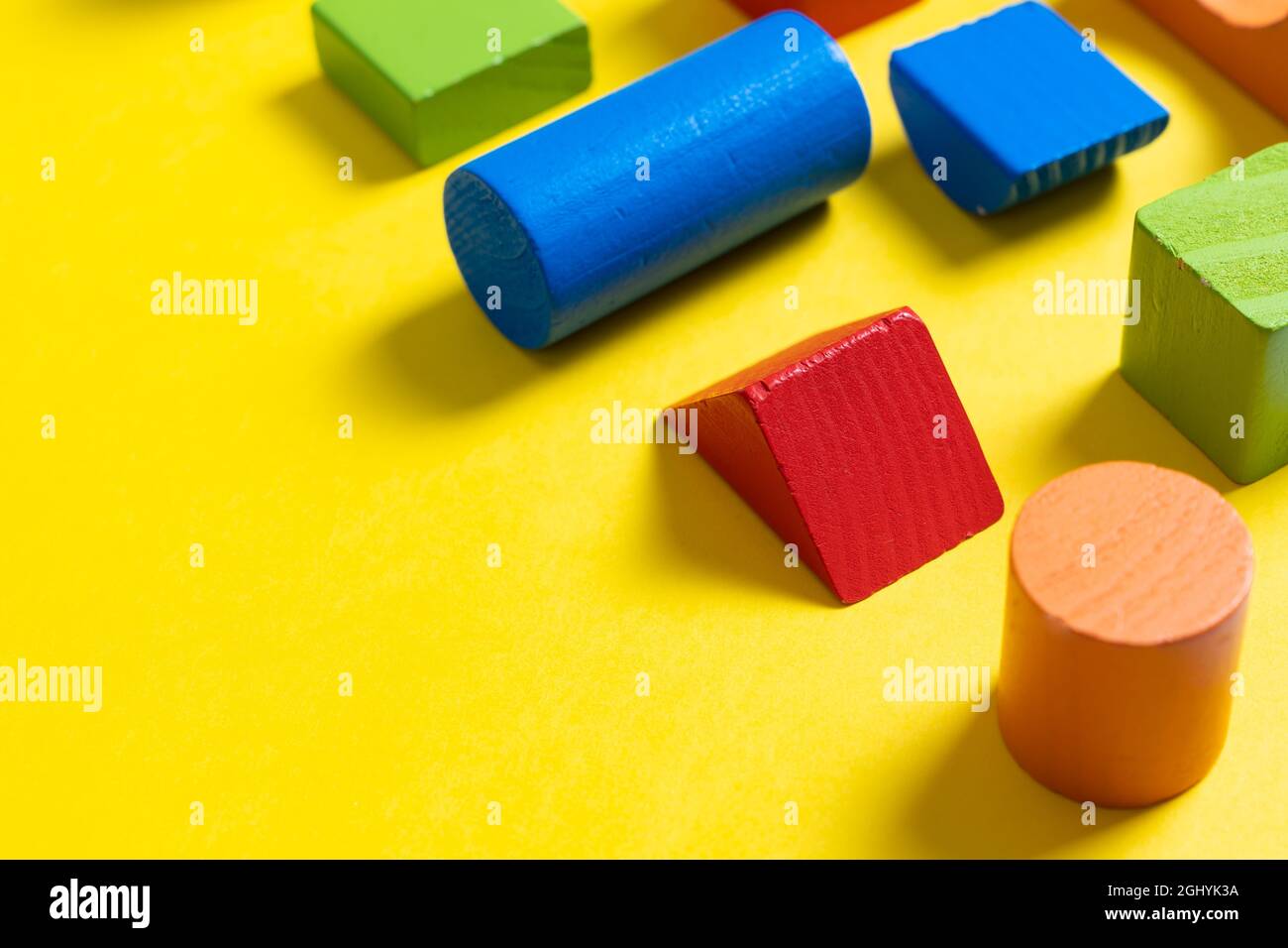 Bunte geometrische Formen auf gelbem Hintergrund für Design Stockfoto
