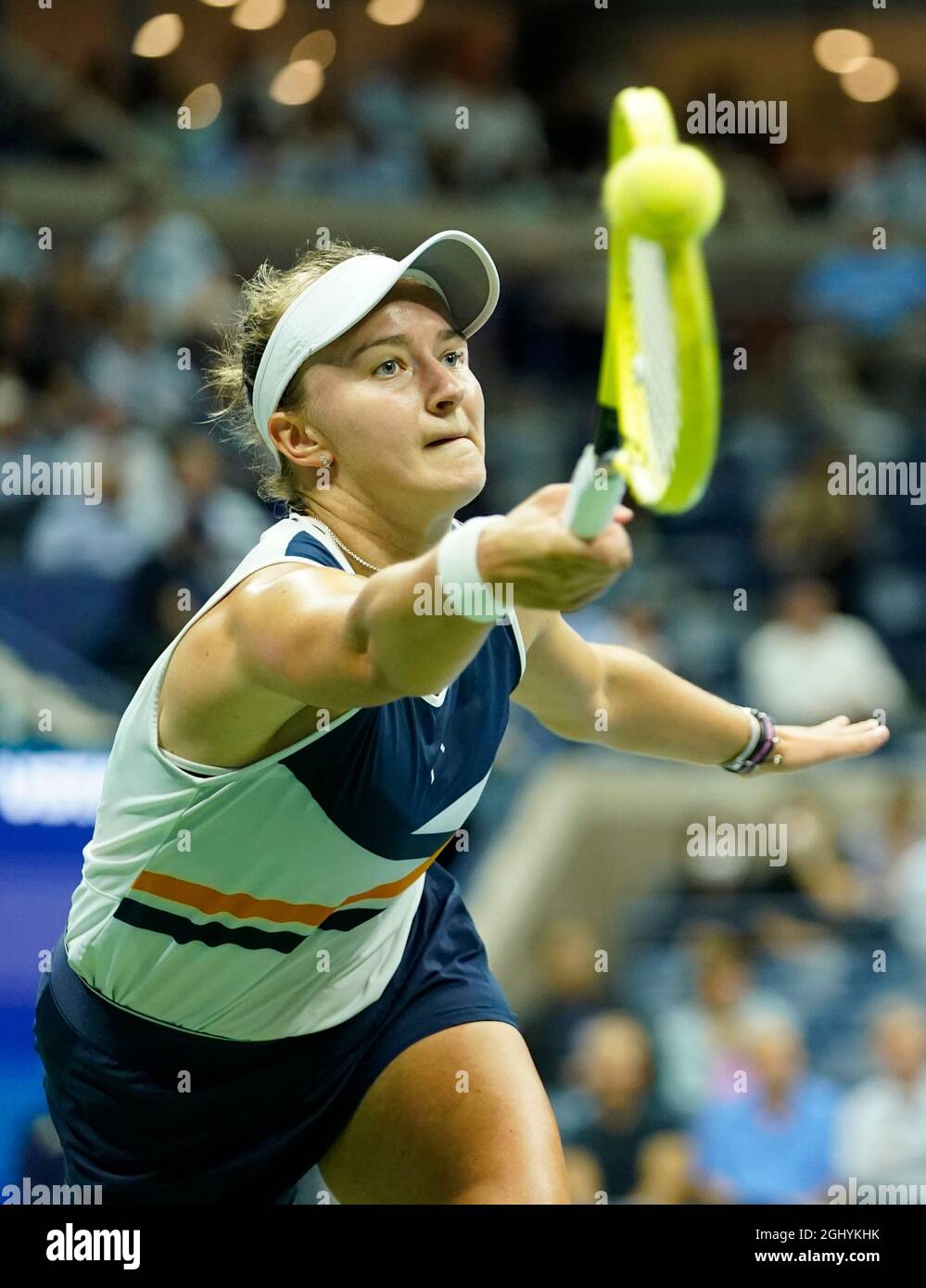 L - 7. September 2021: Barbora Krejcikova (CZE) verliert gegen Aryna Sabalenka (BLR), 6-1, 6-4 bei den US Open, gespielt im Billy Jean King Ntional Tennis Center in Flushing, Queens, New York, {USA} © Jo Becktold/Tennisclix/CSM Stockfoto