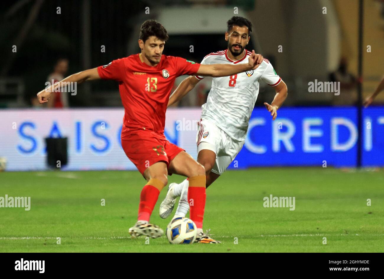 Amman, Jordanien. September 2021. Majed Hassan Alahmadi (R) aus den Vereinigten Arabischen Emiraten konkurriert mit Thaer Krouma aus Syrien beim Asienspiel der FIFA Fußball-Weltmeisterschaft Katar 2022 zwischen Syrien und den Vereinigten Arabischen Emiraten (VAE) in Amman, Jordanien, 7. September 2021. Quelle: Mohammad Abu Ghosh/Xinhua/Alamy Live News Stockfoto