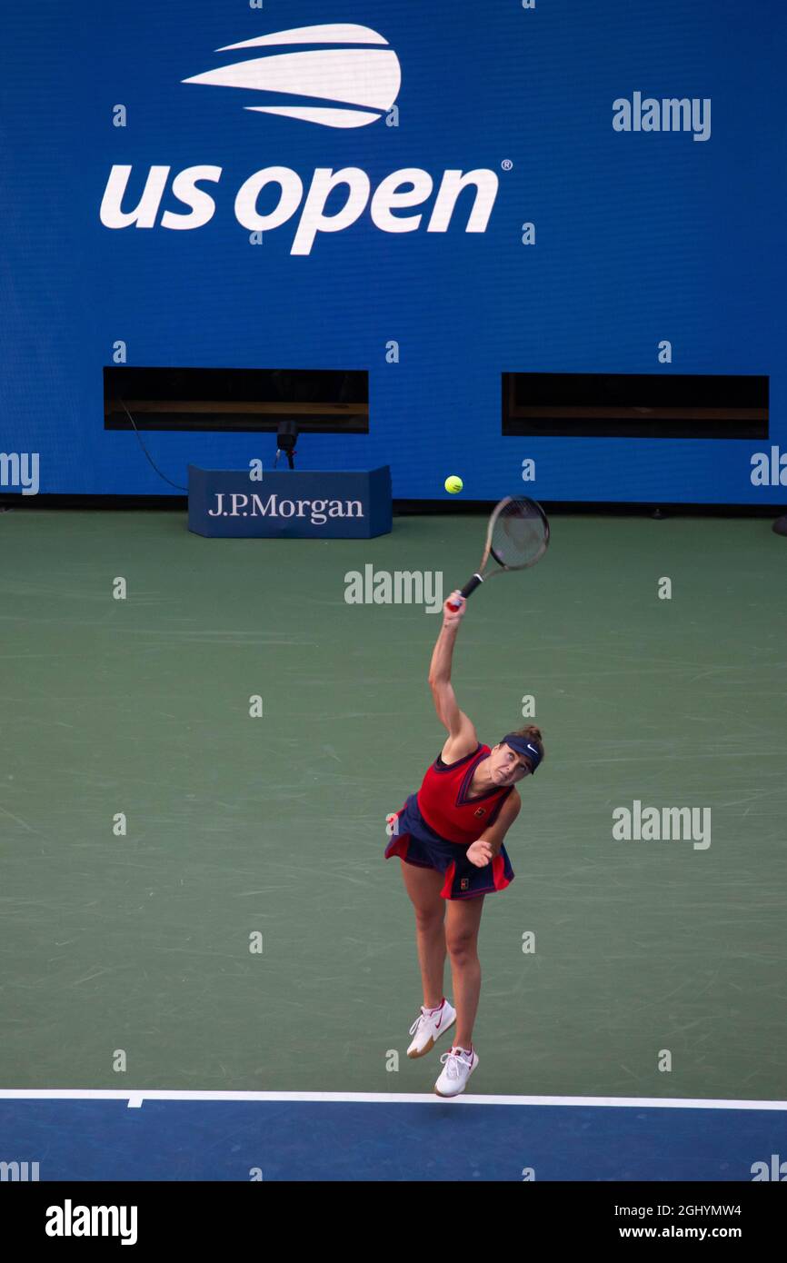 New York, USA. September 2021. Elina Svitolina aus der Ukraine ist gegen Leylah Fernandez aus Kanada während des Viertelfinales der Frauen der US Open 2021 im Arthur Ashe Stadium im USTA Billie Jean King National Tennis Center in New York, USA, am 7. September 2021 im Dienst. Quelle: Michael Nagle/Xinhua/Alamy Live News Stockfoto