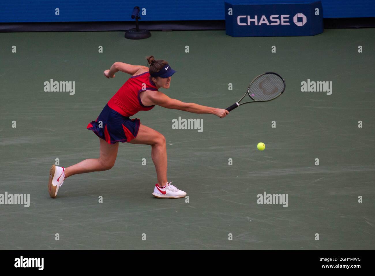 New York, USA. September 2021. Elina Svitolina aus der Ukraine kehrt am 7. September 2021 im Arthur Ashe Stadium im USTA Billie Jean King National Tennis Center in New York, USA, gegen Leylah Fernandez aus Kanada im Viertelfinale der Frauen bei den US Open 2021 zurück. Quelle: Michael Nagle/Xinhua/Alamy Live News Stockfoto